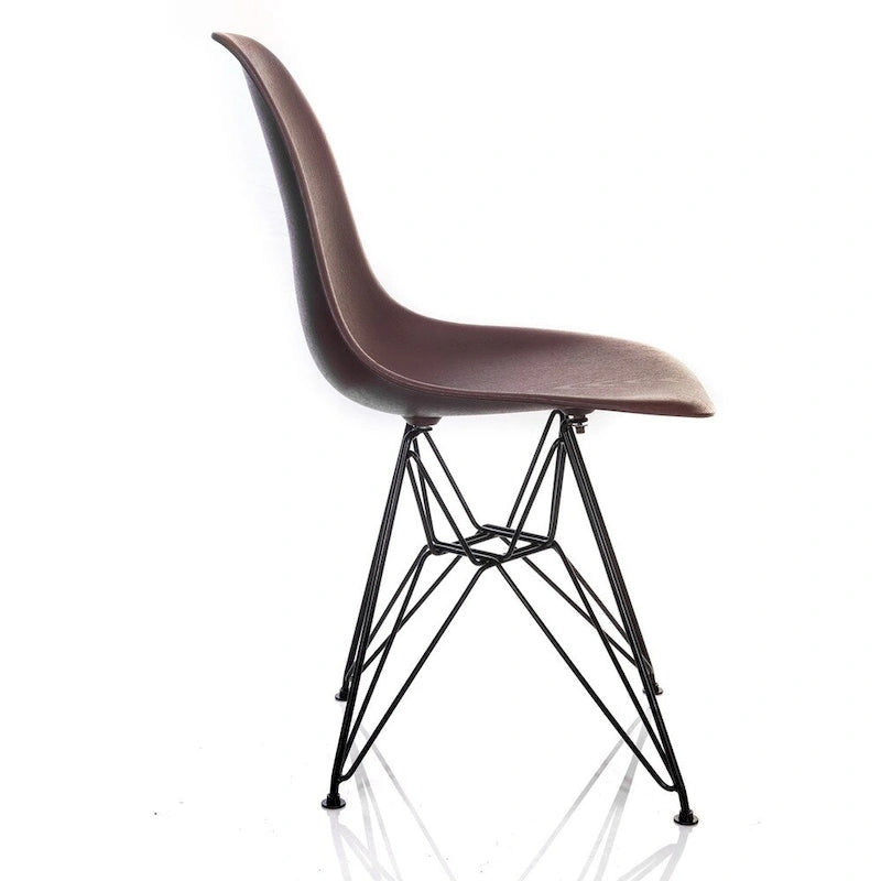 Chaise d'appoint de salle à manger moderne du milieu du siècle, série Nature, grain de bois marron, avec pieds en acier noir
